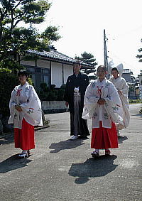 東参道を参進する