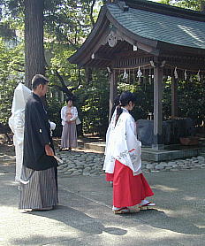 手水舎に向かう