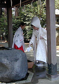 続いて新婦が手水
