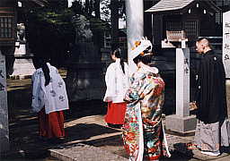 鳥居の手前で小揖