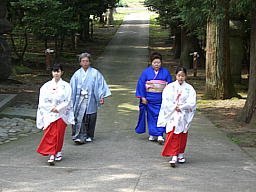 巫女と新婦